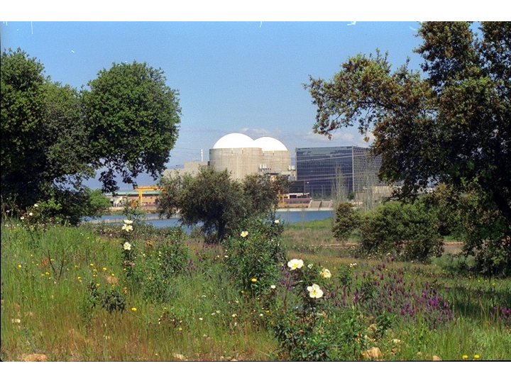 exterior de la central nuclear Almaraz