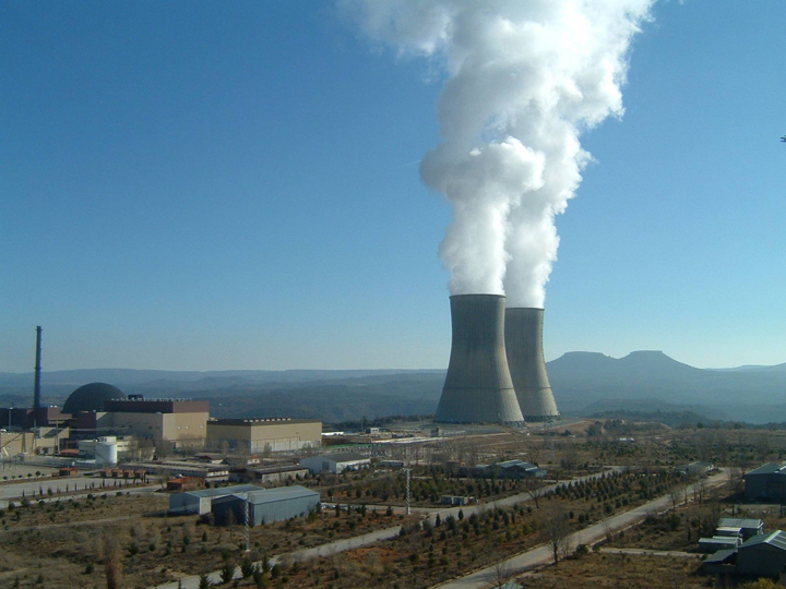 imagen exterior de la central nuclear trillo