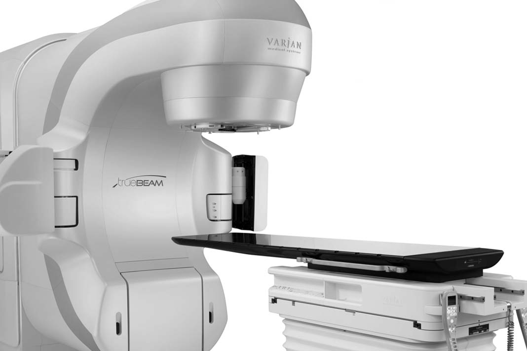 imagen de un acelerador lineal marca varian