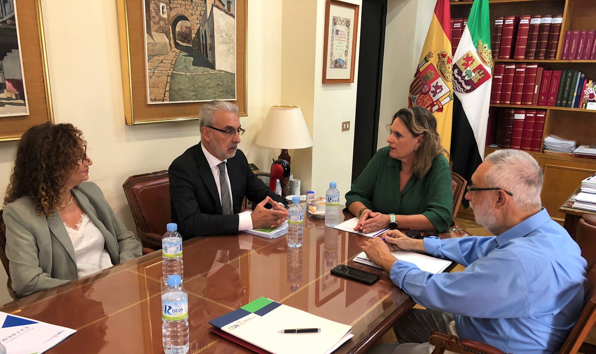 fotografia de la reunion con la delegada y subdelegado de gobierno