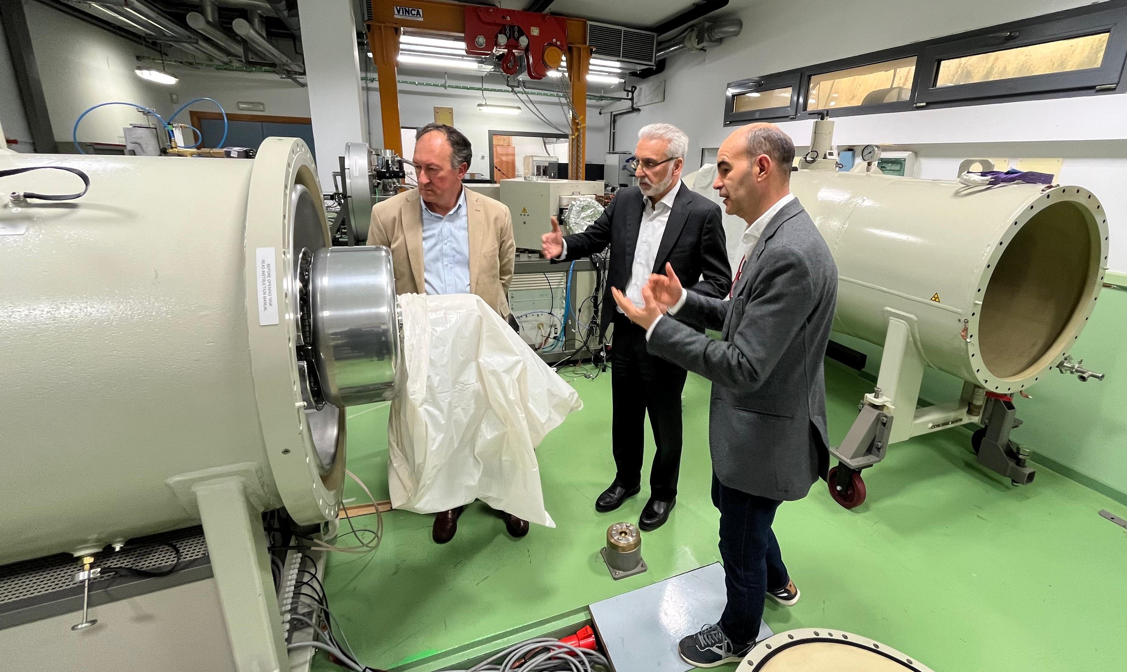 El presidente del Consejo también visitó el Centro Nacional de Aceleradores (CNA)