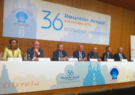 De izquierda a derecha: Lola Morales, vicepresidenta de la SNE, Alfonso Arias Cañete, director gral de energía eléctrica de Endesa, Rafael Villaseca, consejero delegado de Gas Natural Fenosa, Antonio Colino, consejero del CSN, Javier Arana, subdirector general de Energía Nuclear del Mityc, Jose Emeterio Gutiérrez, presidente de la SNE, Diego Molina, director de generación nuclear de Iberdrola.