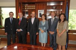 Rosario Velasco, a la derecha de la imagen junto con los miembros del Pleno del CSN y el ministro de Industria, Miguel Sebastián