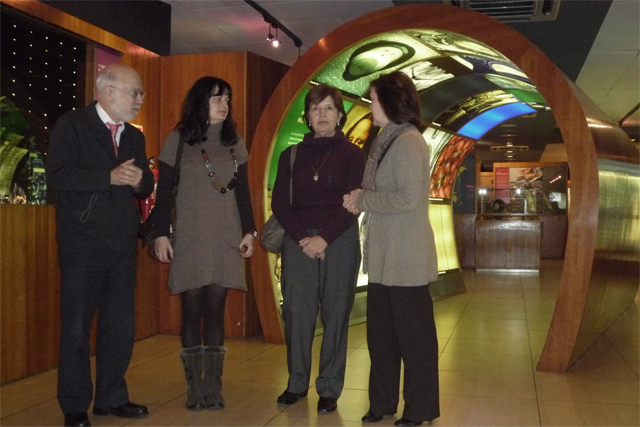 Purificación Gutiérrez y Manuel Toharia charlan con las profesoras del Colegio José Luís Sampedro