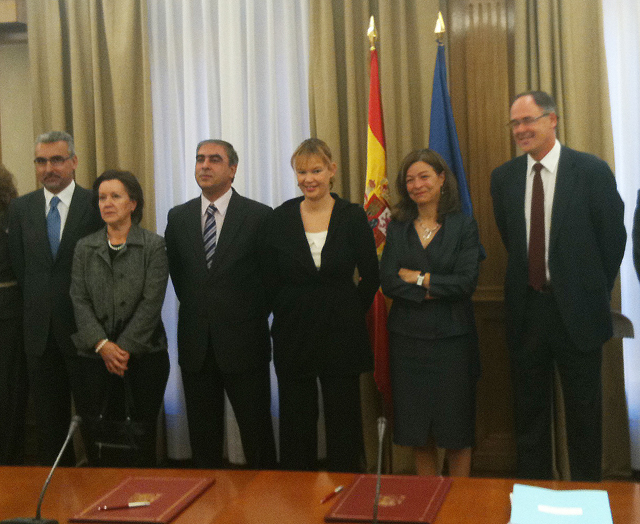 De izquierda a derecha: Juan Carlos Lentijo, director técnico de Portección Radiológica del CSN, Purificación Gutierrez, secretaria general del CSN, José Martínez Olmos, secretario general del ministerio de Sanidad, Leire Pajín, Ministra de Sanidad, Carmen Martínez Ten, presidenta del CSN, e Ildefonso Henández, director general de Salud Pública y Sanidad Exterior.