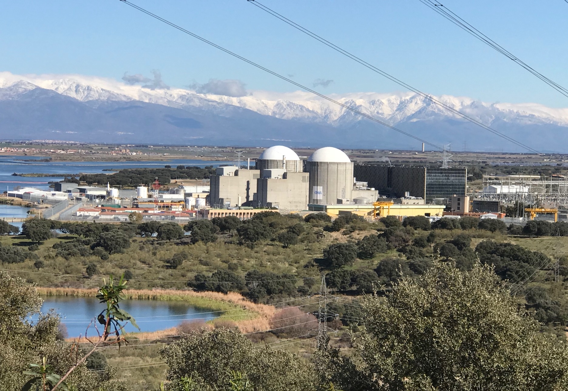 exterior de la central nuclear almaraz